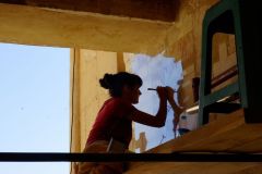 Kamila Braulińska dokumentująca południową ścianę Portyku Puntu